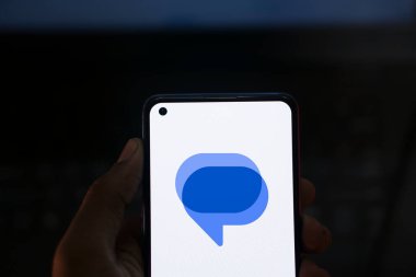 Dhaka, Bangladeş - 13 Nisan 2024: Google mesaj logosu akıllı telefonda gösteriliyor.