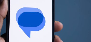 Dhaka, Bangladeş - 13 Nisan 2024: Google mesaj logosu akıllı telefonda gösteriliyor.