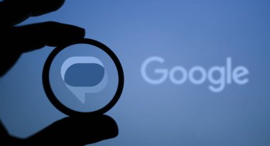 Dhaka, Bangladeş - 13 Nisan 2024: Google mesajlarının logosunu incelemek için bir büyüteç tutan kişi.