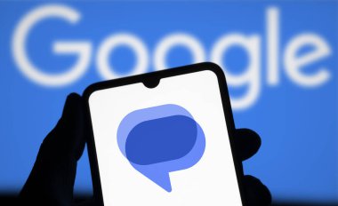 Dhaka, Bangladeş - 13 Nisan 2024: Google mesaj logosu akıllı telefonda gösteriliyor.