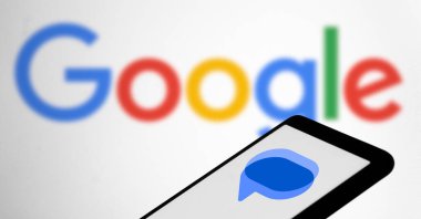 Dhaka, Bangladeş - 13 Nisan 2024: Google mesaj logosu akıllı telefonda gösteriliyor.