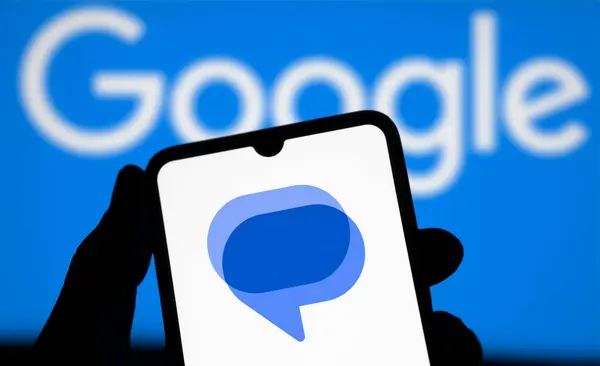 Dhaka, Bangladeş - 13 Nisan 2024: Google mesaj logosu akıllı telefonda gösteriliyor.