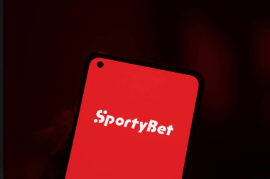 Dhaka, Bangladeş - 13 Nisan 2024: Sportybet logosu akıllı telefonda gösteriliyor.