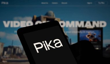 Dhaka, Bangladeş - 14 Arp 2024: Pika Ai logosu akıllı telefonda sergilenmektedir. Pika, yaratıcılığınızı harekete geçiren video platformu fikridir..