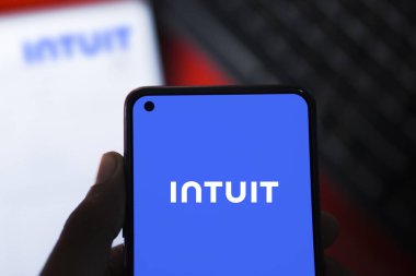 Dhaka, Bangladeş - 15 Nisan 2024: Sezgi logosu akıllı telefonda gösterilir. Intuit Inc, Amerikan çokuluslu bir yazılım şirketidir..