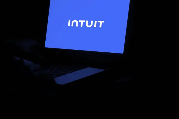 Dhaka Bangladesh Apr 2024 Intuit Logo Vises Laptop Intuit Inc – stockfoto
