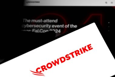 Dhaka, Bangladeş - 16 Nisan 2024: CrowdStrike logosu akıllı telefonda gösteriliyor.