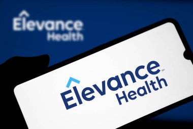 Dhaka, Bangladeş - 17 Nisan 2024: Elevance Health logosu akıllı telefonda sergileniyor.