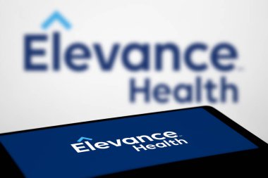 Dhaka, Bangladeş - 17 Nisan 2024: Elevance Health logosu akıllı telefonda sergileniyor.