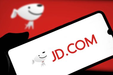 Dhaka, Bangladeş - 21 Nisan 2024: JD.com logosu akıllı telefonda gösteriliyor.