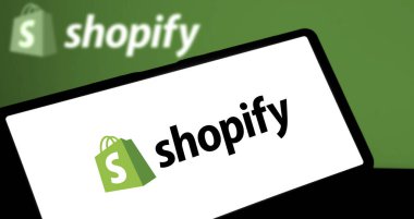 Dhaka, Bangladeş - 22 Nisan 2024: Shopify logosu akıllı telefonda gösteriliyor.