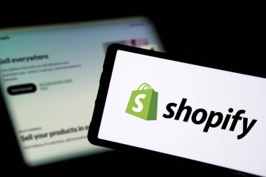 Dhaka, Bangladeş - 22 Nisan 2024: Shopify logosu akıllı telefonda gösteriliyor.