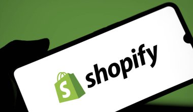 Dhaka, Bangladeş - 22 Nisan 2024: Shopify logosu akıllı telefonda gösteriliyor.