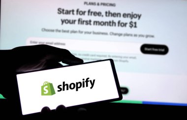 Dhaka, Bangladeş - 22 Nisan 2024: Shopify logosu akıllı telefonda gösteriliyor.