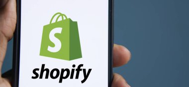Dhaka, Bangladeş - 22 Nisan 2024: Shopify logosu akıllı telefonda gösteriliyor.
