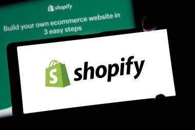 Dhaka, Bangladeş - 22 Nisan 2024: Shopify logosu akıllı telefonda gösteriliyor.