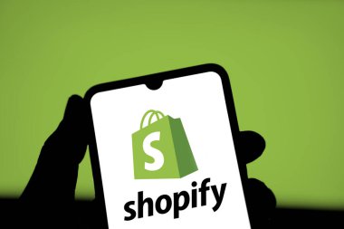 Dhaka, Bangladeş - 22 Nisan 2024: Shopify logosu akıllı telefonda gösteriliyor.