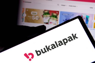 Dhaka, Bangladeş - 21 Nisan 2024: Ekranda Bukalapak logosu olan bir akıllı telefon tutan kişi.