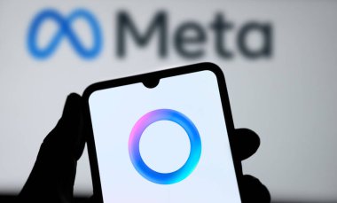 Dhaka, Bangladeş - 21 Nisan 2024: Meta AI logosu akıllı telefonda gösteriliyor. Meta yeni yapay zeka tanıttı.