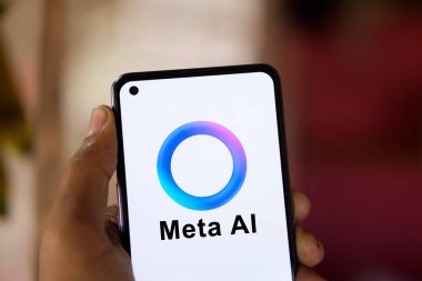 Dhaka, Bangladeş - 21 Nisan 2024: Meta AI logosu akıllı telefonda gösteriliyor. Meta yeni yapay zeka tanıttı.