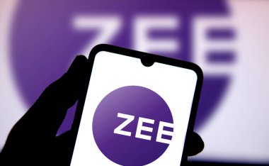 Dhaka, Bangladeş - 214 Nisan 2024: Zee logosu akıllı telefonda sergilenmektedir. Zee Entertainment Enterprises bir Hint medya holdingi..