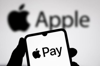 Dhaka, Bangladeş - 214 Nisan 2024: Apple Pay logosu akıllı telefonda gösteriliyor.