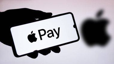 Dhaka, Bangladeş - 214 Nisan 2024: Apple Pay logosu akıllı telefonda gösteriliyor.