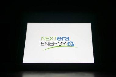 Dhaka, Bangladeş - 24 Nisan 2024: NextEra Enerji logosu akıllı telefonda gösteriliyor.