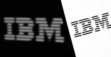 Dhaka, Bangladeş - 24 Nisan 2024: IBM logosu akıllı telefonda gösteriliyor.