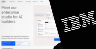 Dhaka, Bangladeş - 24 Nisan 2024: IBM logosu akıllı telefonda gösteriliyor.