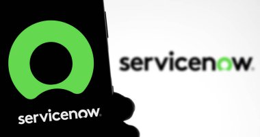 - Dhaka, Bangladeş - 26 Nisan 2024: Servicenow Logosu akıllı telefonda sergileniyor.