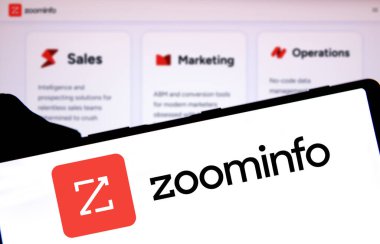 Dhaka, Bangladeş - 03 Mayıs 2024: Zoominfo Logosu akıllı telefonda gösteriliyor.