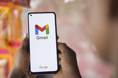 Dhaka, Bangladeş - 06 Mayıs 2024: Google Gmail logosu akıllı telefonda gösteriliyor.