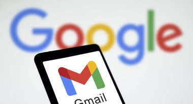 Dhaka, Bangladeş - 06 Mayıs 2024: Google Gmail logosu akıllı telefonda gösteriliyor.