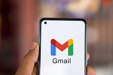 Dhaka, Bangladeş - 06 Mayıs 2024: Google Gmail logosu akıllı telefonda gösteriliyor.