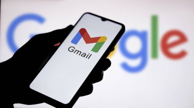 Dhaka, Bangladeş - 06 Mayıs 2024: Google Gmail logosu akıllı telefonda gösteriliyor.