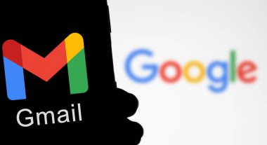 Dhaka, Bangladeş - 06 Mayıs 2024: Google Gmail logosu akıllı telefonda gösteriliyor.