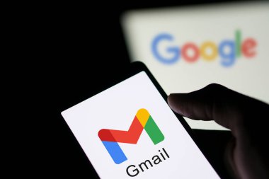 Dhaka, Bangladeş - 06 Mayıs 2024: Google Gmail logosu akıllı telefonda gösteriliyor.