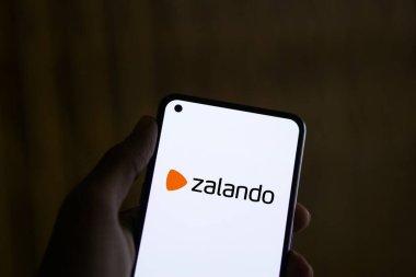 Dhaka, Bangladeş - 06 Mayıs 2024: Zalando logosu akıllı telefonda sergileniyor.