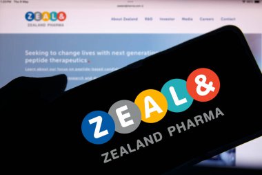 Dhaka, Bangladeş - 10 Ağustos 2024: Zealand Pharma logosu akıllı telefonda sergileniyor.