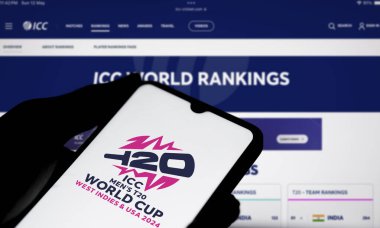 Dhaka, Bangladeş - 14 Mayıs 2024: ICC Erkekler T20 Dünya Kupası logosu akıllı telefonda sergileniyor.