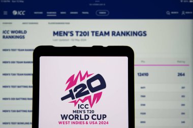 Dhaka, Bangladeş - 14 Mayıs 2024: ICC Erkekler T20 Dünya Kupası logosu akıllı telefonda sergileniyor.