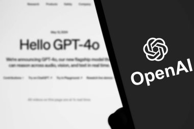 Dhaka, Bangladeş - 16 Mayıs 2024: OpenAI GPT-4o logosu akıllı telefonda sergileniyor.