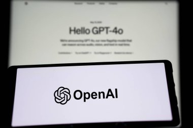 Dhaka, Bangladeş - 16 Mayıs 2024: OpenAI GPT-4o logosu akıllı telefonda sergileniyor.