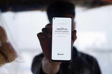 Dhaka, Bangladeş - 15 Mayıs 2024: OpenAI GPT-4o akıllı telefonda gösteriliyor.