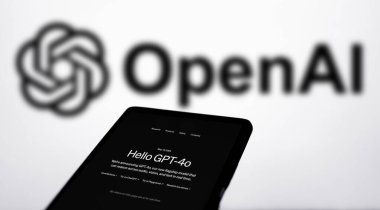 Dhaka, Bangladeş - 15 Mayıs 2024: OpenAI GPT-4o akıllı telefonda gösteriliyor.