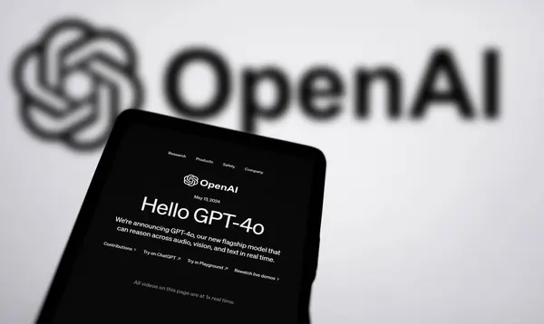 Dhaka, Bangladeş - 15 Mayıs 2024: OpenAI GPT-4o akıllı telefonda gösteriliyor.