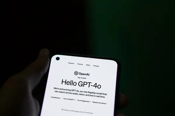 Dhaka, Bangladeş - 15 Mayıs 2024: OpenAI GPT-4o akıllı telefonda gösteriliyor.