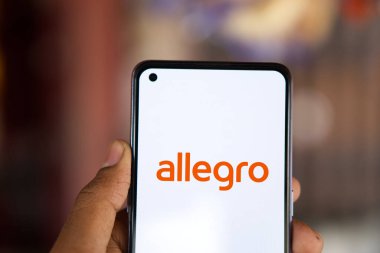 Dhaka, BD - 29 Mayıs 2024: Allegro logosu akıllı telefonda sergileniyor.