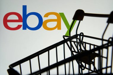 Dhaka, BD- 29 Mayıs 2024: Bir alışveriş arabasının silüeti Ebay.com 'un önünde